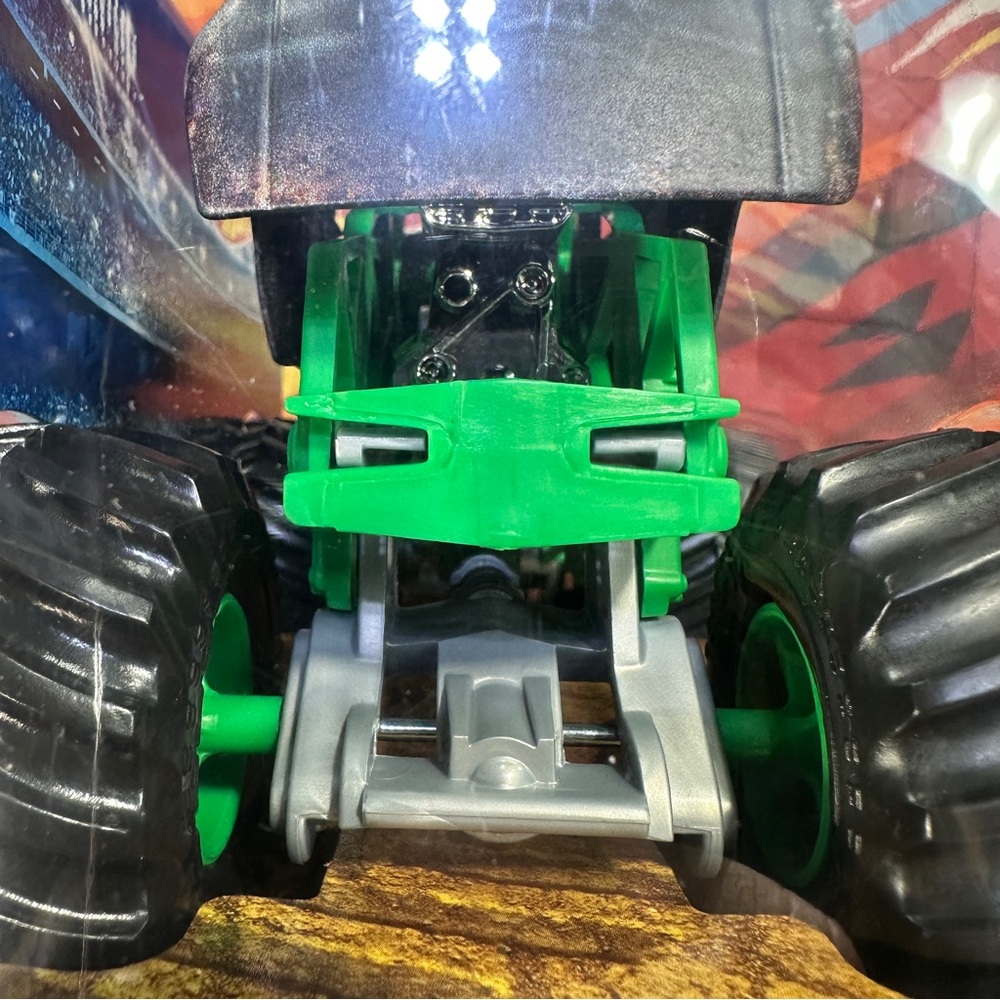 Hot Wheels Monster Jam Trucks 35th Grave Digger 1:24 Scale Diecast 2017 - Picture 9 of 9